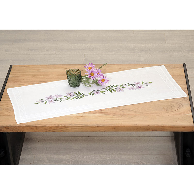 Mitteldecke oder Läufer "Lila Blumenranke"